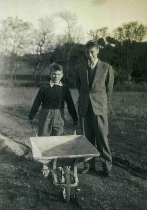Werner Knuth, el mayor y su hermano Haio durante la construcción de la fábrica de Palex en Rubí