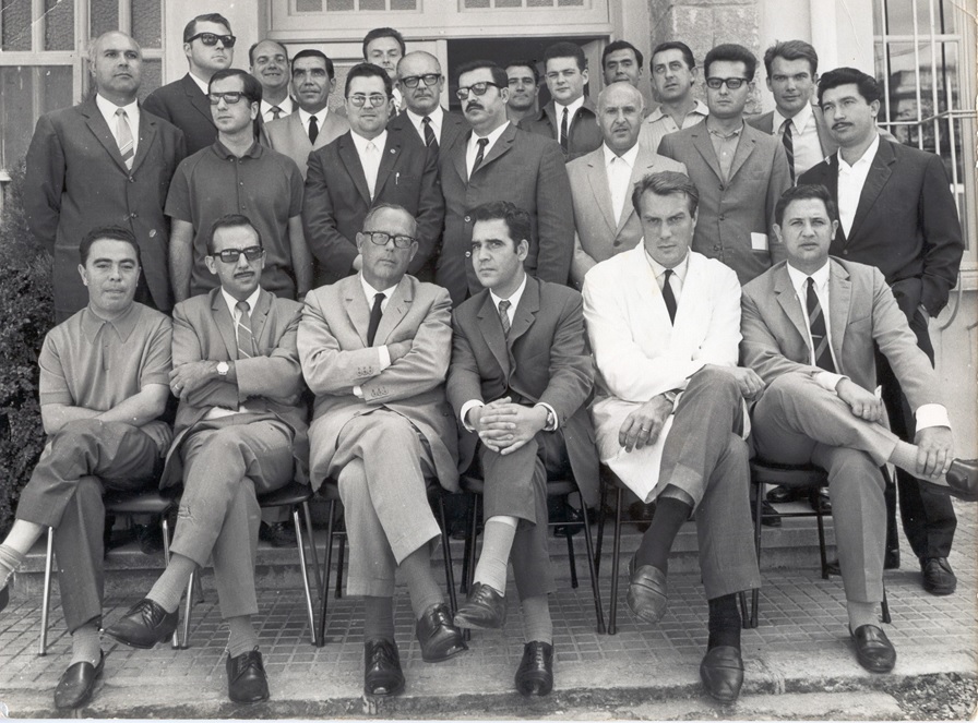 La tercera persona, sentada desde la izquierda, es Hans Knuth. La quinta persona es Werner Knuth, junto a otros trabajadores de Palex