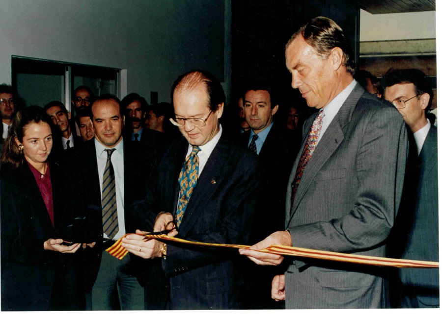 Werner Knuth sujetando la cinta durante la inauguración de una nueva ampliación